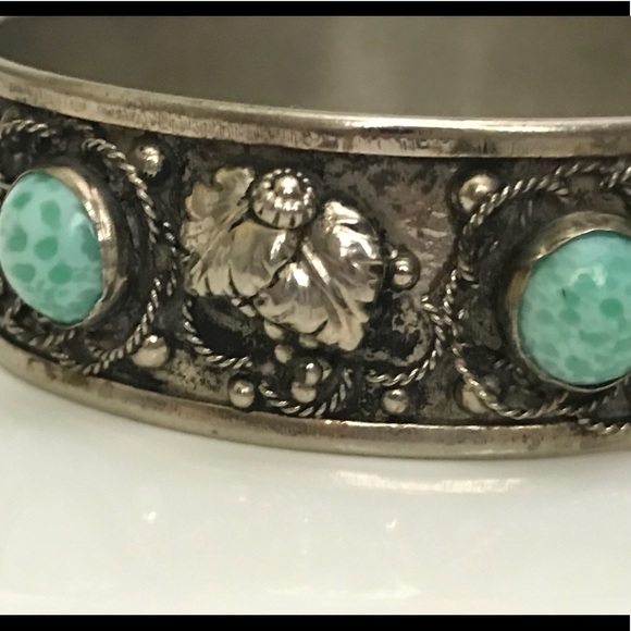 ❌SOLD❌ Antique Pin Hinged Bangle Bracelet - Picture 6 of 8